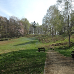 嵐山の小屋前のベンチなど