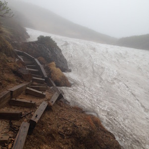 雪渓と階段
