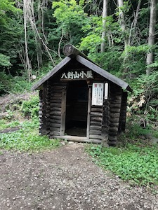 八剣山小屋