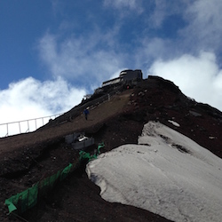 剣ヶ峯を見上げる