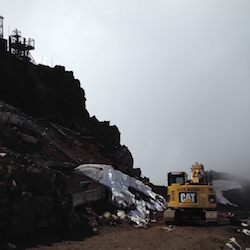 富士山頂の重機
