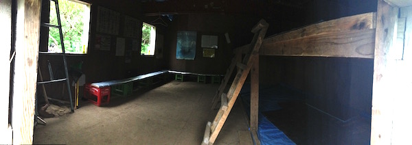 利尻山避難小屋内部