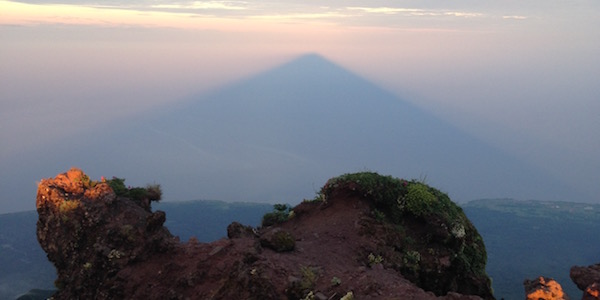 雲海に映った山