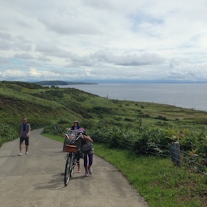 キツイ上り坂で自転車を押す