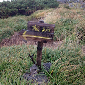 上ホロカメットク避難小屋の水場への看板
