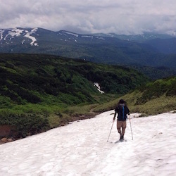 雪渓を歩くサイト管理者